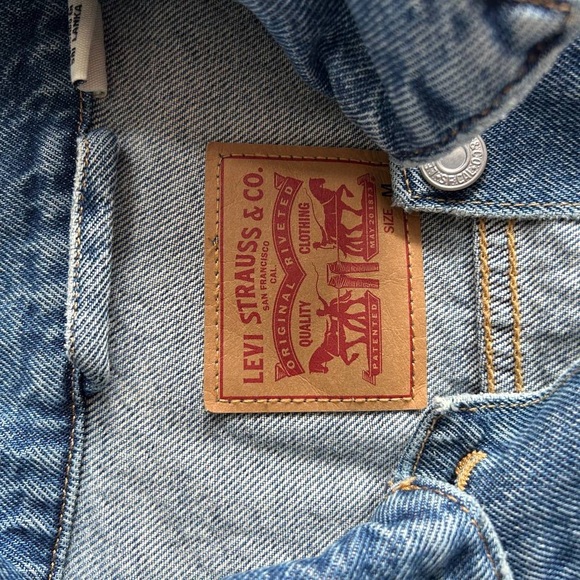 Levi's Classic Blue Denim Jacket - Picture 3 of 5
